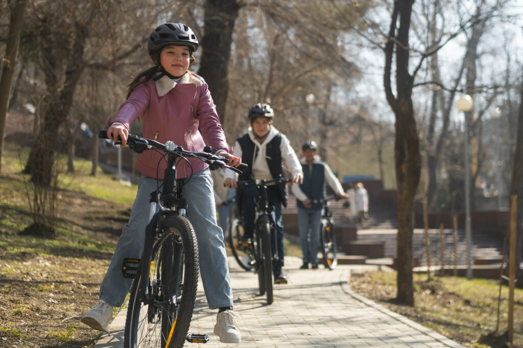 Zur Schule mit dem Pedibus oder Bicibus! Steirische Kinder sollen ihren Schulweg künftig gemeinsam per Fahrrad bestreiten. Dazu ruft die Bewegungsrevolution Volksschulen auf, sich beim Projekt "Bicibus" zu beteiligen.